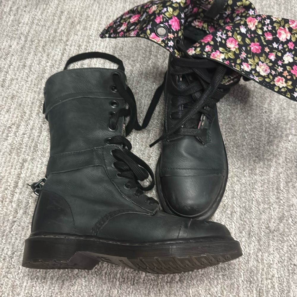 Dr Martens combat boot sz 8. Black w/floral lining. Worn once
